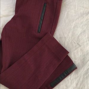Cropped & stretchy bordeaux colored pants